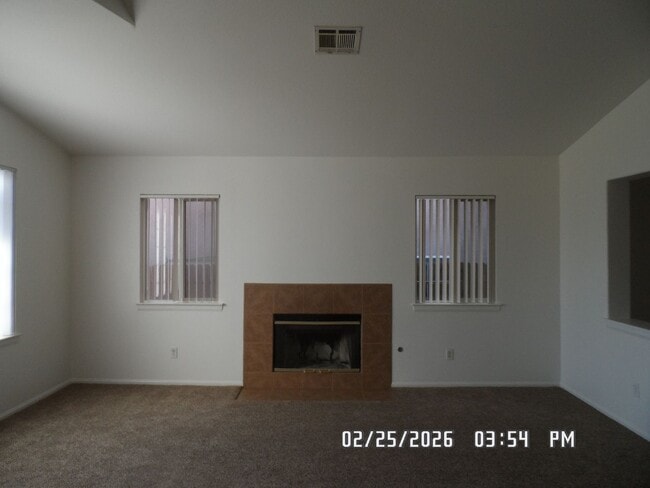 Building Photo - 3 Bedrooms, 2 Bathrooms, Approx 1582 sq. ft., 2 Car Garage, Fenced Back Yard, Rock-scaped Front Y...