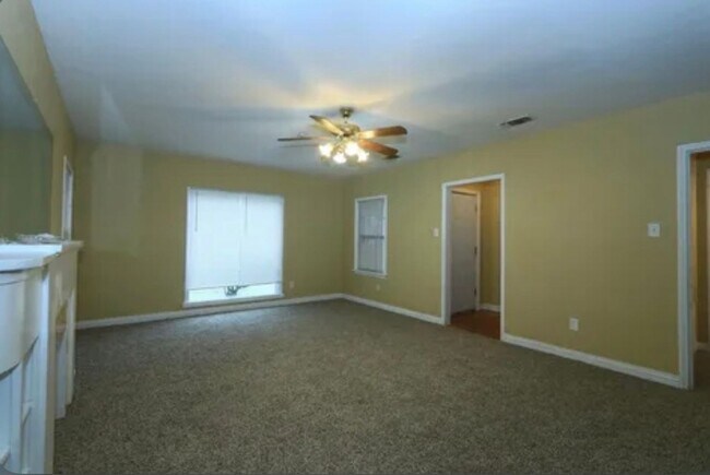 Building Photo - 4 bedrooms 2 Bath