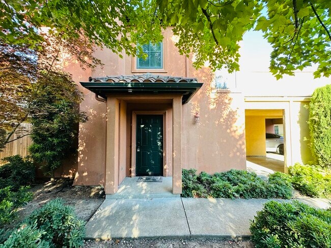 Building Photo - Townhouse For Rent - Great Location