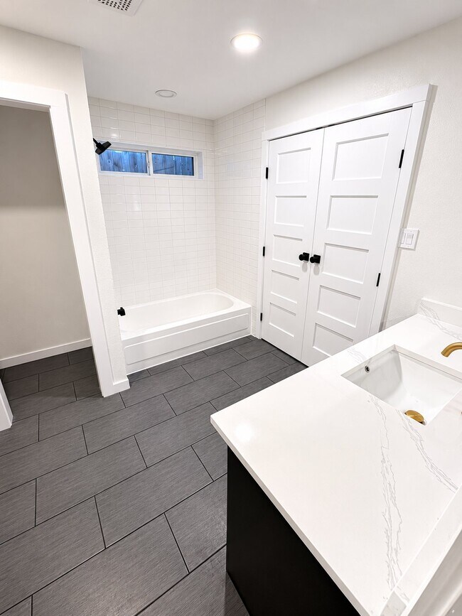 Foto del edificio - 2906 Robindale Ln
