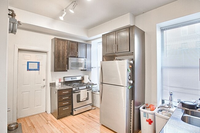 Building Photo - Wicker Park Large Sunny 3 Bed. In-Unit Laundry, FREE Fast Internet. Central Heat & A/C, Hardwood ...