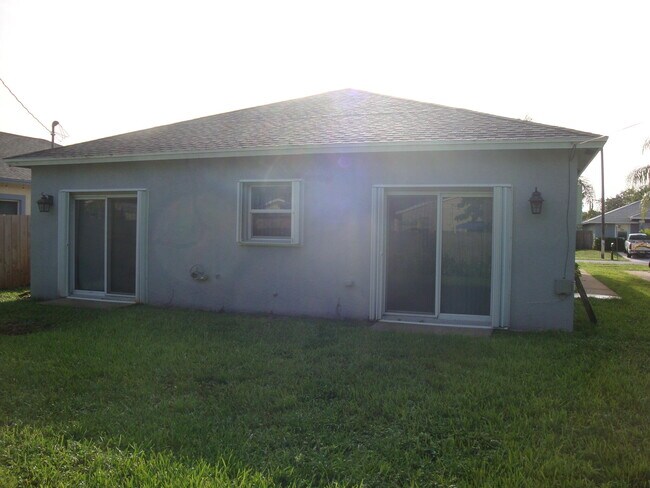 Foto del edificio - 317 Jennings Ave
