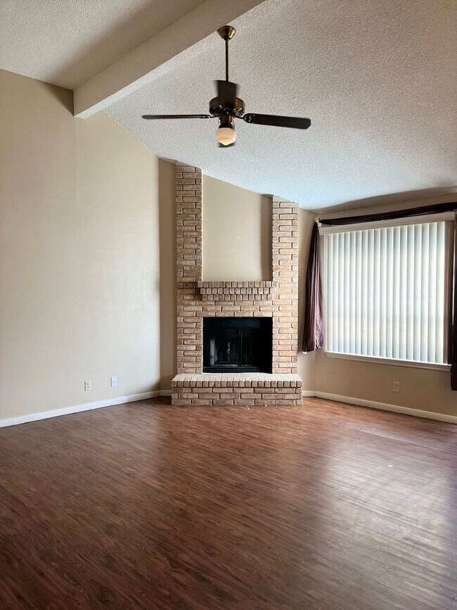 Foto del edificio - 3830 Candlestone Dr