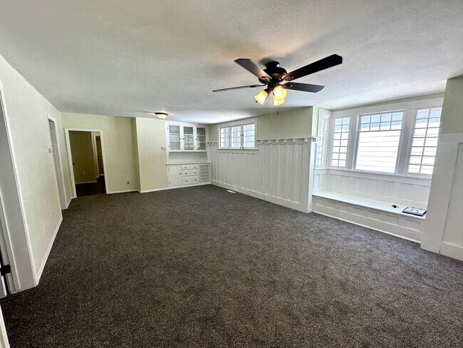 Building Photo - F434