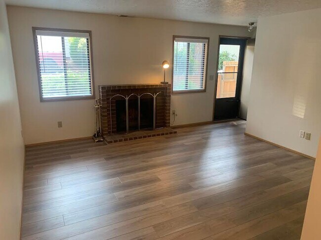 Building Photo - Recently Renovated Raleigh Hills Townhouse