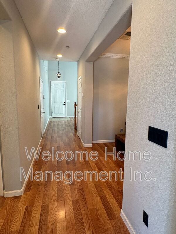 Foto del edificio - 6011 Daffodil Dr