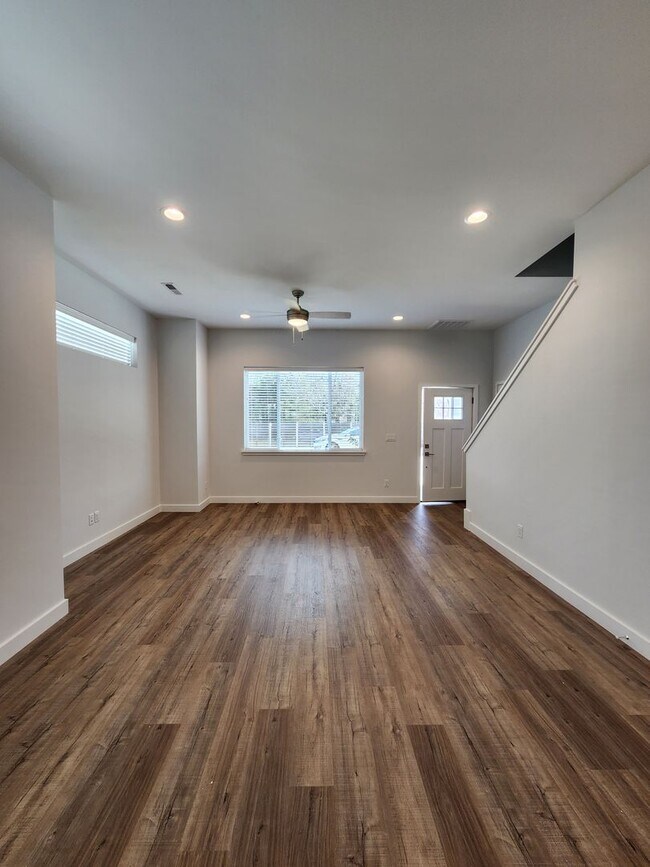 Building Photo - New Construction-Black Mountain Rental!