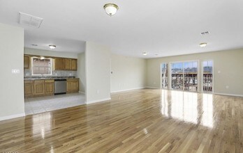 Building Photo - 276 Oraton St