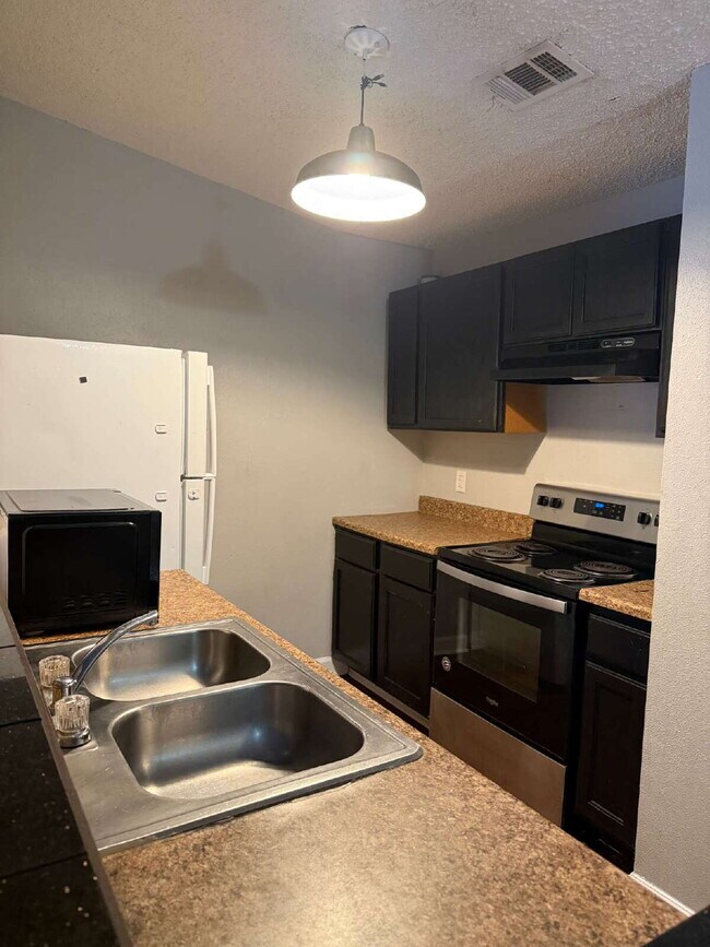 Foto del edificio - Two Bedroom/Two Bathroom Duplex Between Ki...
