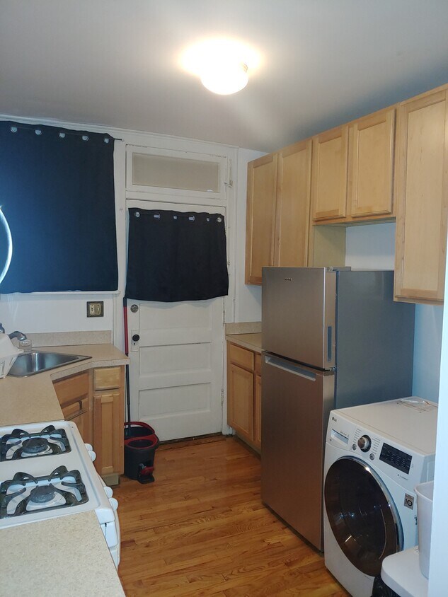 1 Bed 1 bath 650 sq ft unit with new dishwasher. Like new microwave Fridge just over year old - 7444 Adams St