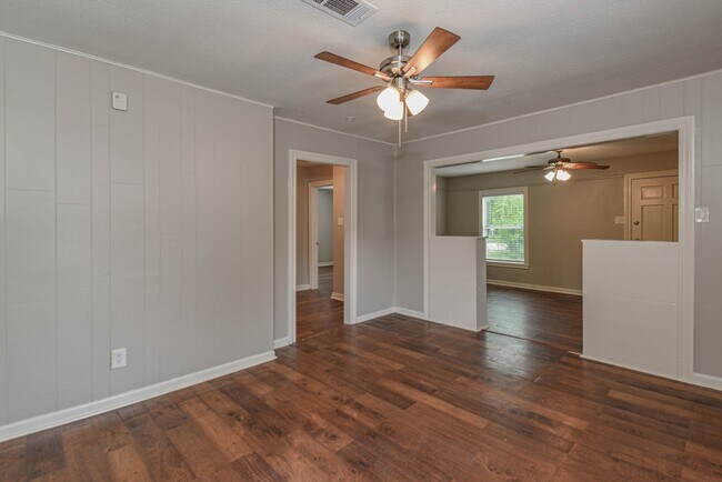 Building Photo - 208 17th Ave N