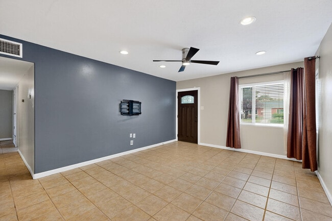Building Photo - 2020 Hendola Dr NE