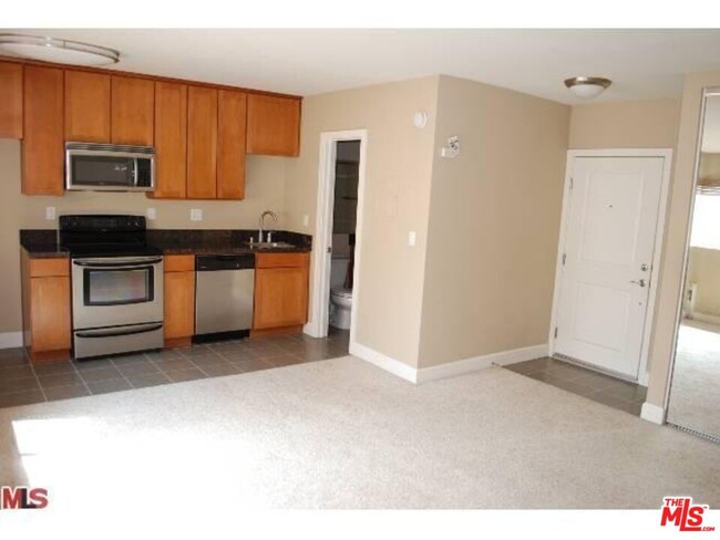 Building Photo - 10982 Roebling Ave