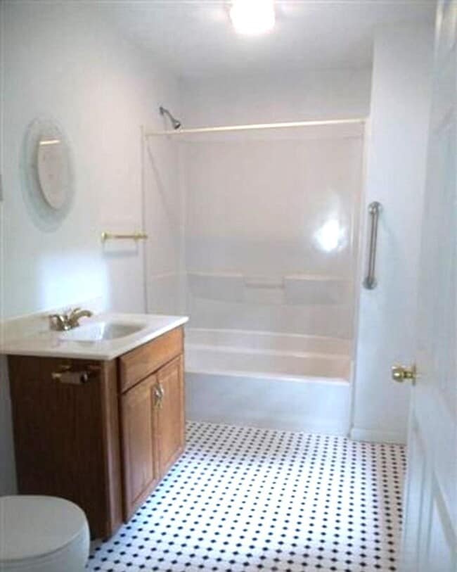 Foto del edificio - 5 bedroom/ 2.5 bathroom- Skipwith Farms