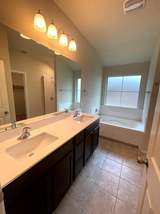 Foto principal - 263 Bainbridge Rd