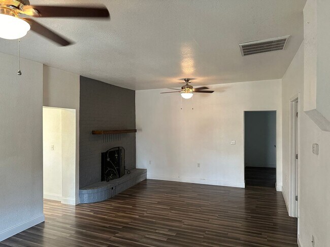 Foto del edificio - 3 Bed 2 Bath Home
