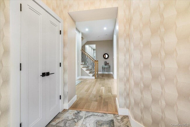 Foto del edificio - 260 W Main St