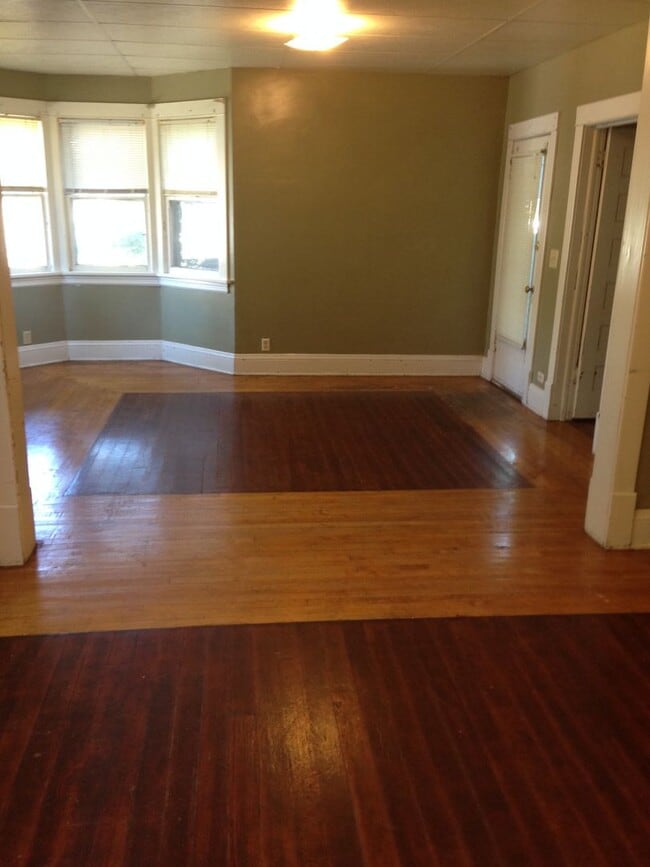 Building Photo - 3 bedroom / 1 bath House