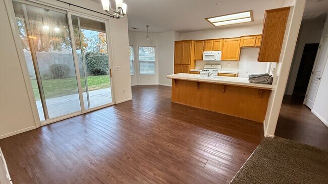 Foto del edificio - 3 Bedroom, 2 Bathroom Home in Desirable Tulare Neighborhood