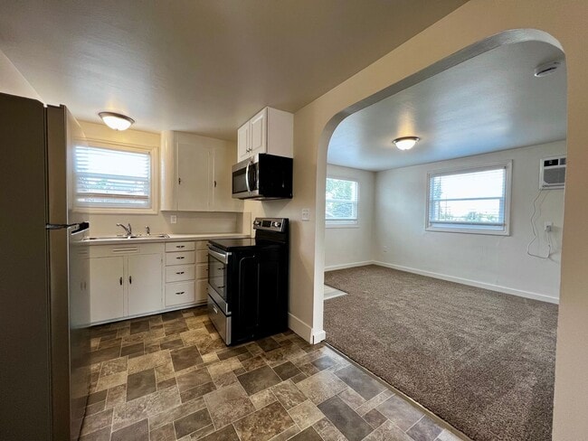 Building Photo - Duplex on 9th and Tieton Drive - Yakima WA