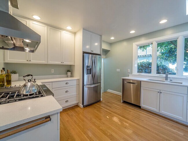 Foto del edificio - Breathtaking Elliott Bay Views & Sunset Serenity—Steps to Alki Beach!