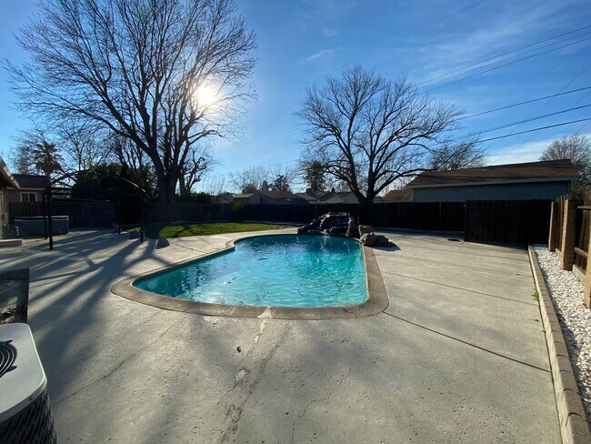 Foto del edificio - 2431 Brentwood Rd