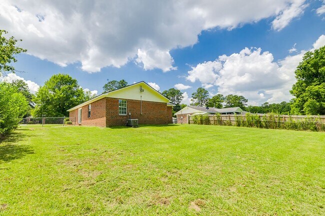 Foto del edificio - Spacious 3 Bedroom Home with Garage & Large Fenced Yard in Rincon