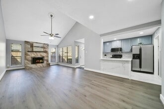 Building Photo - 13954 Hollowgreen Dr