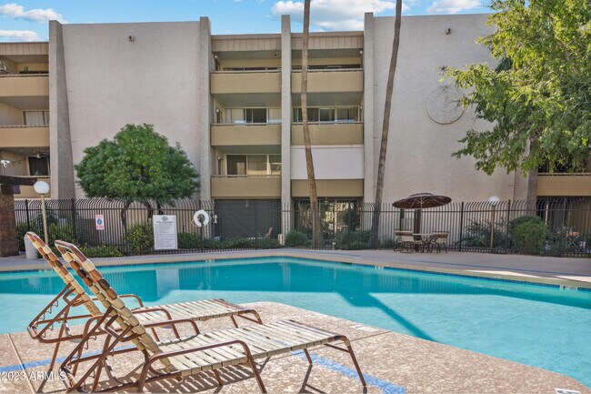 Foto del edificio - 7625 Camelback Rd