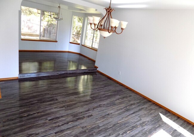 Foto del edificio - Maple Valley Elk Run Community 4 bedroom 2.5 bathroom Home 3 car garage - Available February 1 2026.