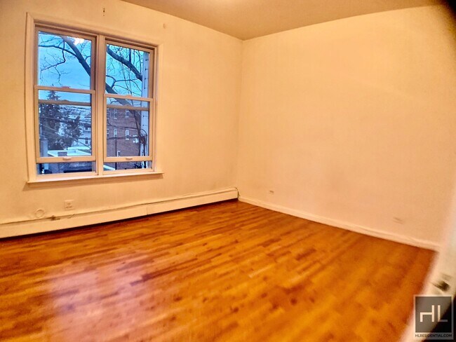 Building Photo - 24-08-24-23 23rd St