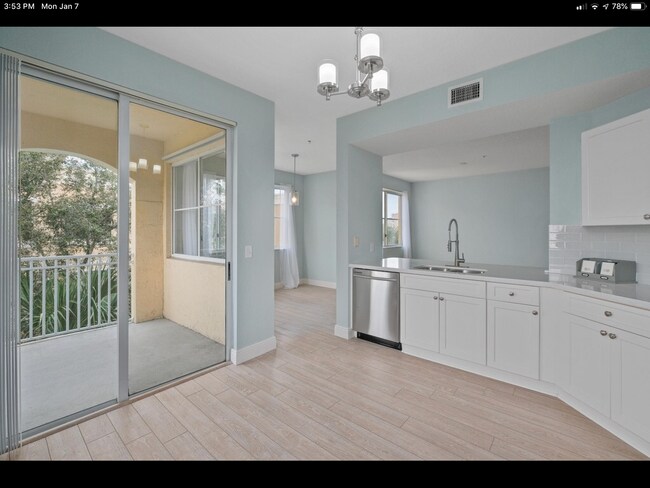 Cocina con puerta corrediza al balcón - 11041 Legacy Blvd