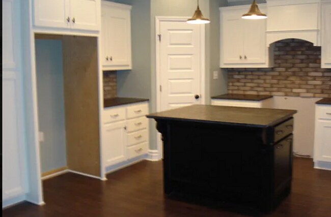 Building Photo - Luxurious 4BR/3BA Home with Fenced Backyar...