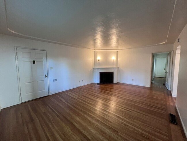 Building Photo - Beautiful Land Park Duplex with newly refinished hardwood floors, fresh paint and central heat an...