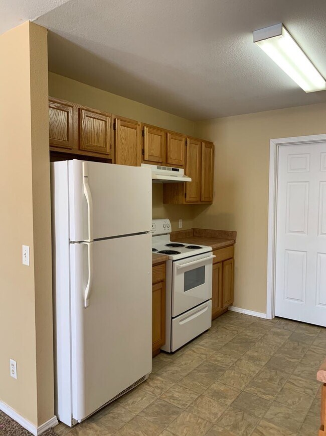 Building Photo - 2 Bedroom Apartment for Lease - 1 Mile fro...