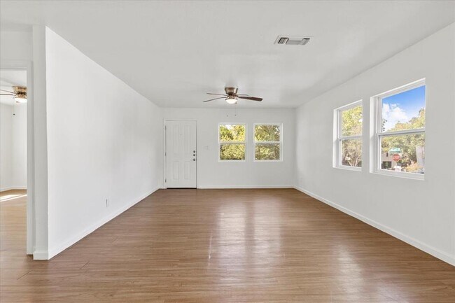 Foto del edificio - 1801 Travis Heights Blvd