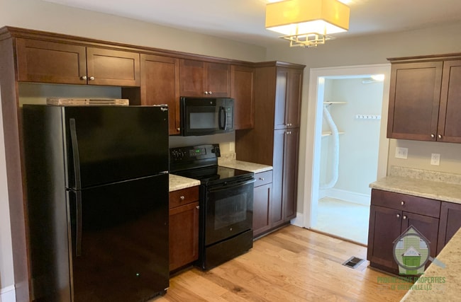 Building Photo - 19 Skyland Dr