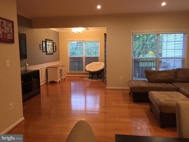 Foto del edificio - Absolutely Stunning townhome in the heart of Bristow. 3 bedroom, 2 full bathrooms and 2 half baths.