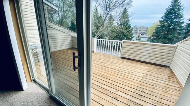 Building Photo - Spacious 2-Bedroom, 2.5 Bathroom, Tri-Leve...
