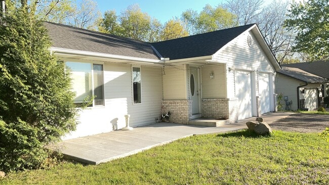 Building Photo - Large Single Family House in Oakdale!! DON'T MISS!!
