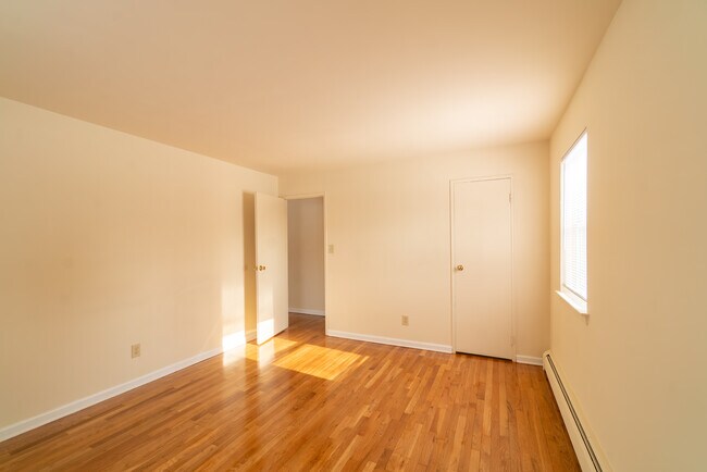 Foto del edificio - Middlesex Village Apartments