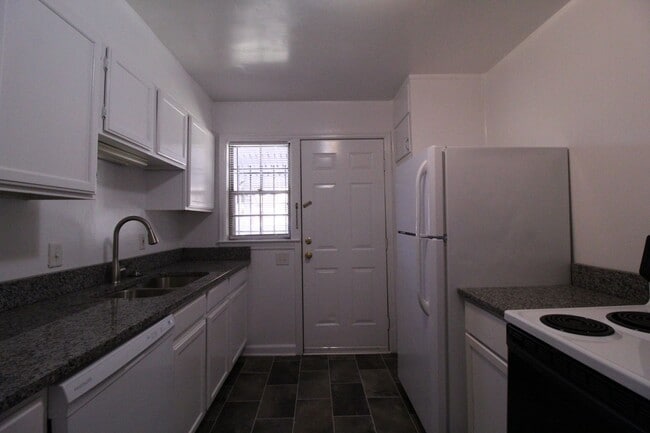 Building Photo - December FREE On This 2 Bedroom 1 Bath Duplex In The Waldo Area