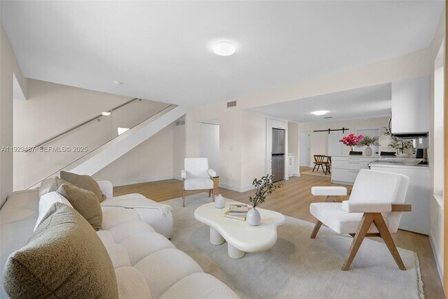 Foto del edificio - 7994 Crespi Blvd