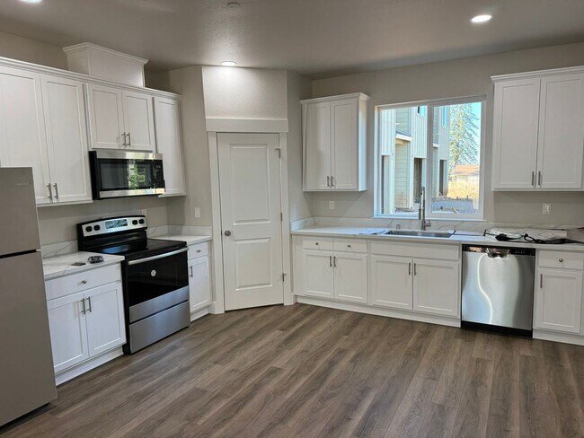Building Photo - Brand New, Great Two Bedroom Home on The R...