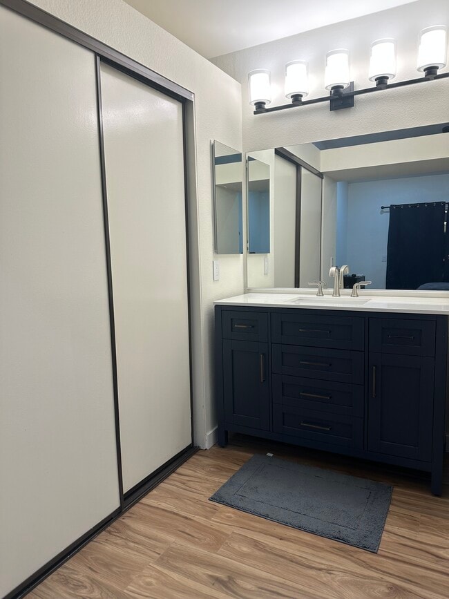 Foto del edificio - 7130 Woodlake Ave