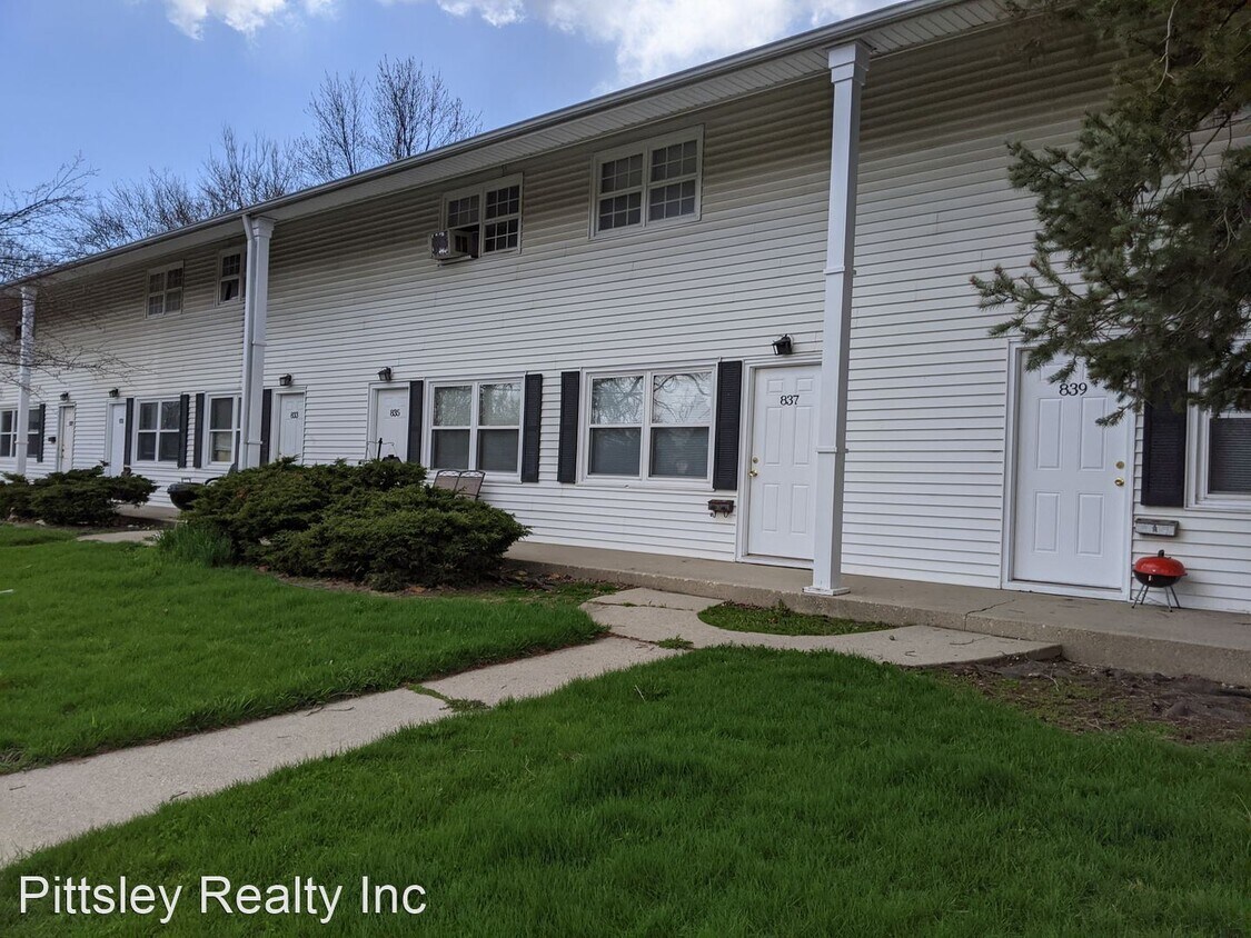 2 br, 2 bath House 833 Normal Road House Rental in DeKalb, IL