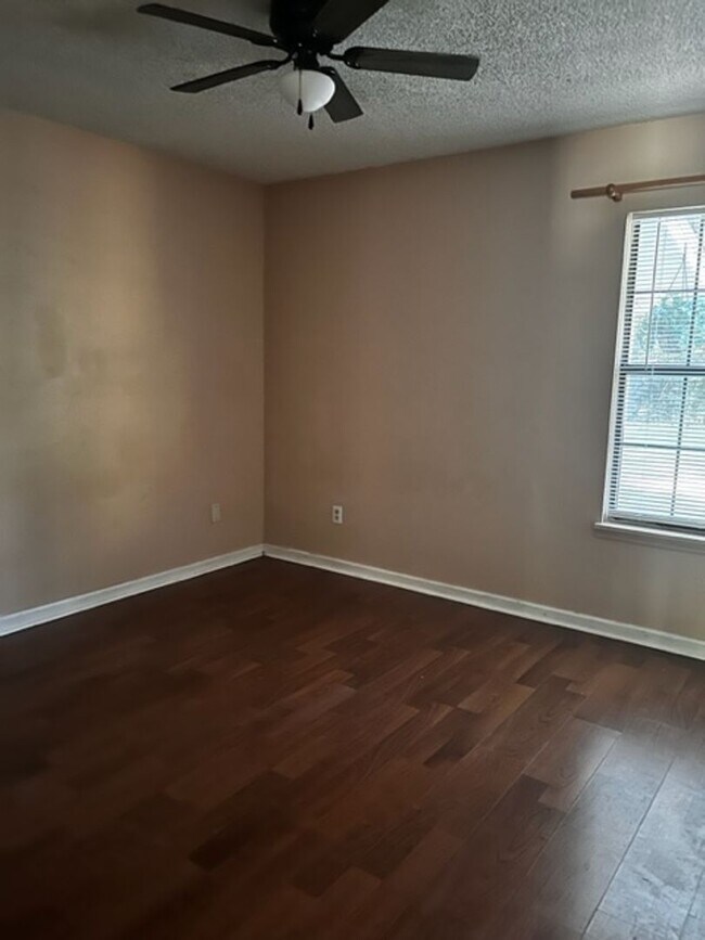 Building Photo - 2 Bedroom 1 Bath Duplex