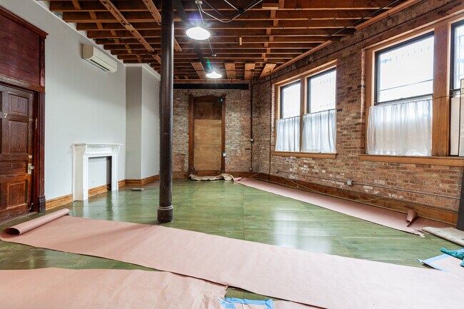 Building Photo - 934 W Roscoe St