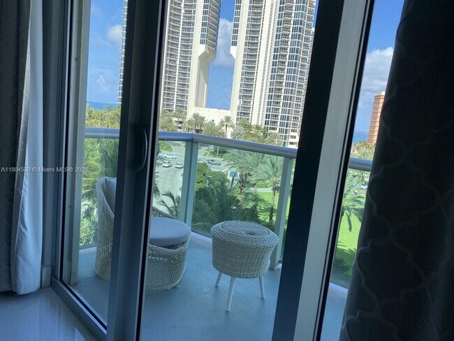 Foto del edificio - 19370 Collins Ave