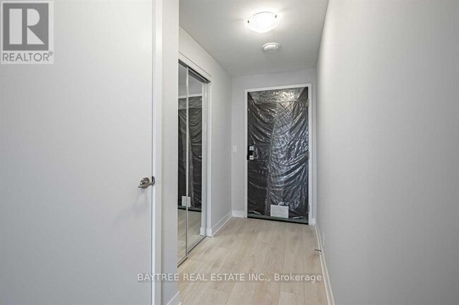 Building Photo - 2221 Yonge St